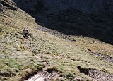 Scendiamo ai piedi del Monte Capio per poi andare alla base del ripido canale che ci porterà quasi in vetta......